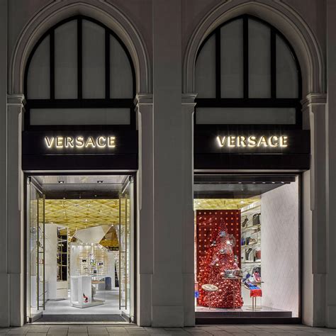 versace münchen eröffnung|Versace überarbeitet Store.